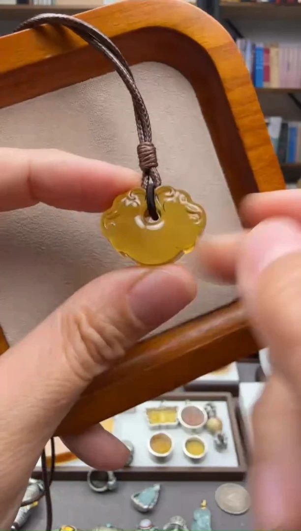 琥珀颈饰未镶嵌双象如意吊坠