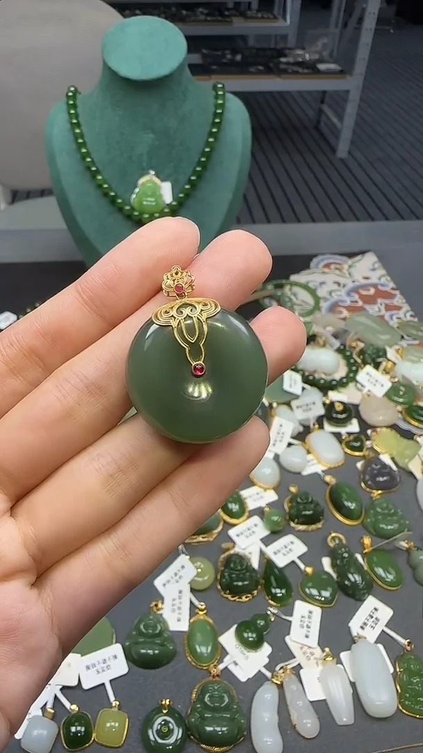 18K金镶嵌和田玉挂件1