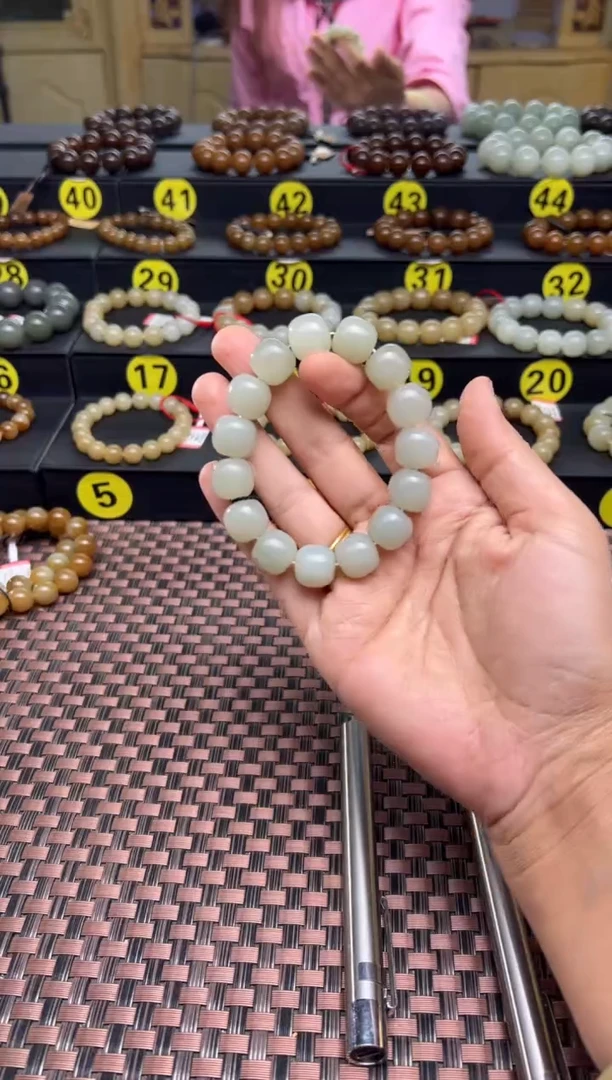 手串未镶嵌和田玉且末料青白玉老型珠手串卡13*14