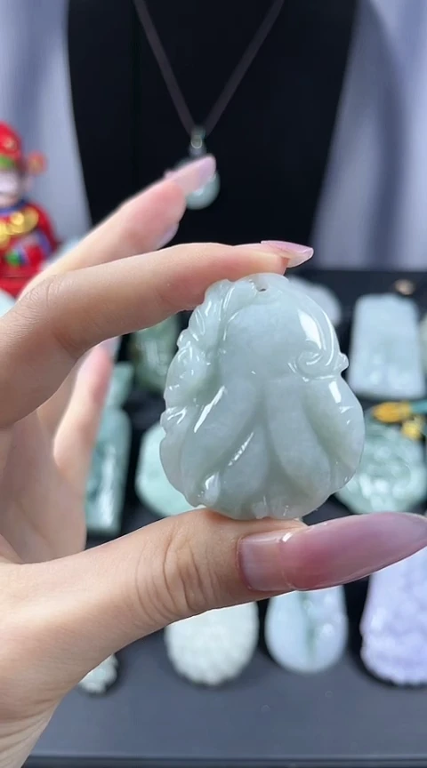 翡翠未镶嵌颈饰人参