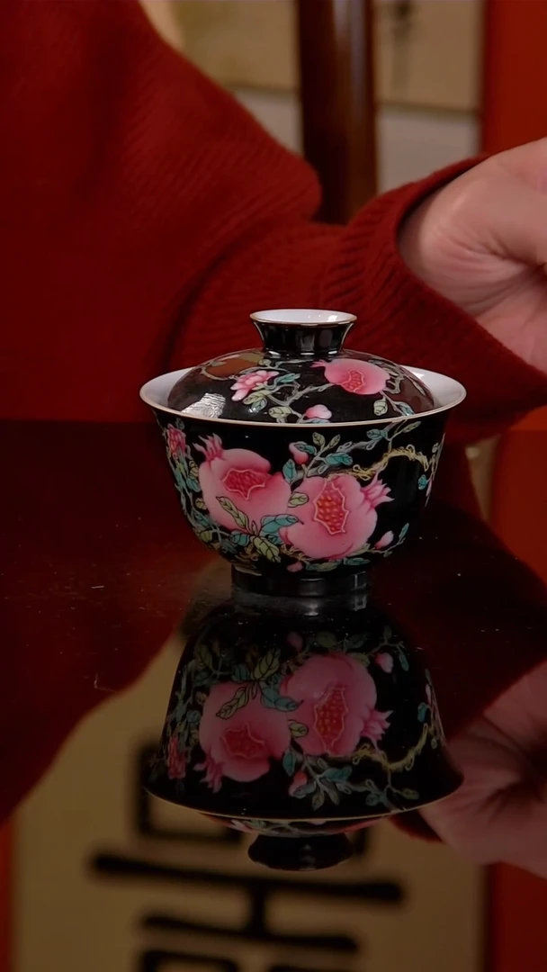 悟陶黑地粉彩石榴盖碗