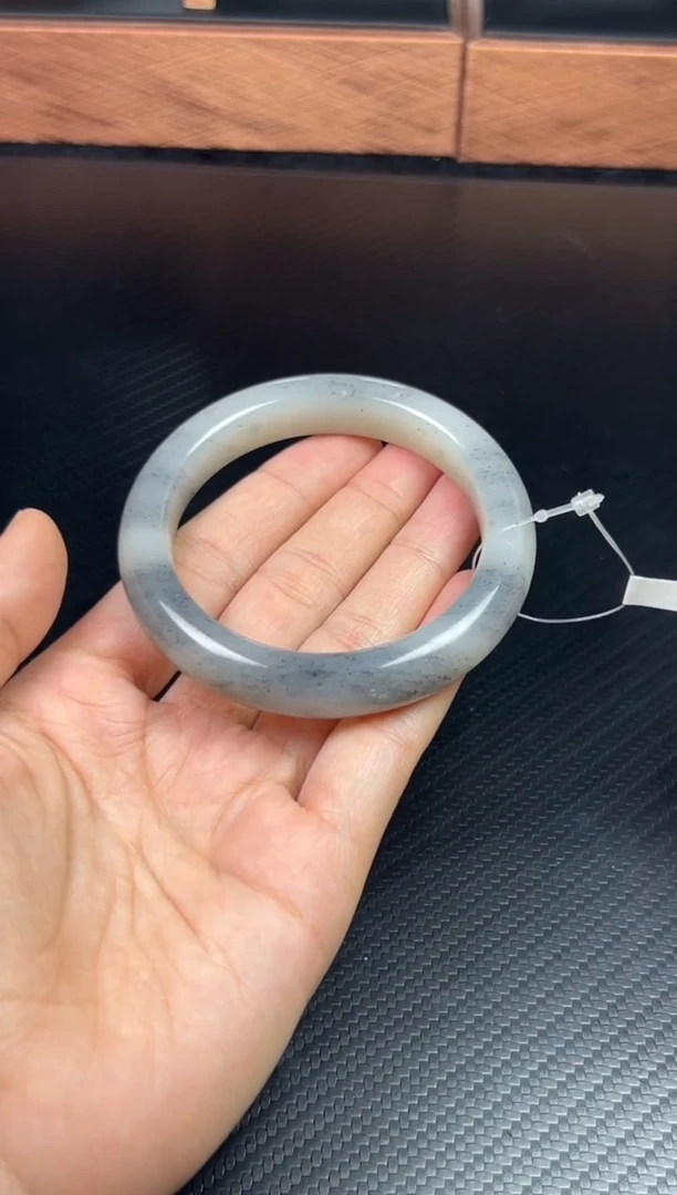 和田玉手镯未镶嵌黑山微色差57+mj