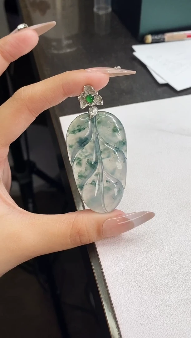 【闪购商品】翡翠颈饰18K金镶嵌叶子
