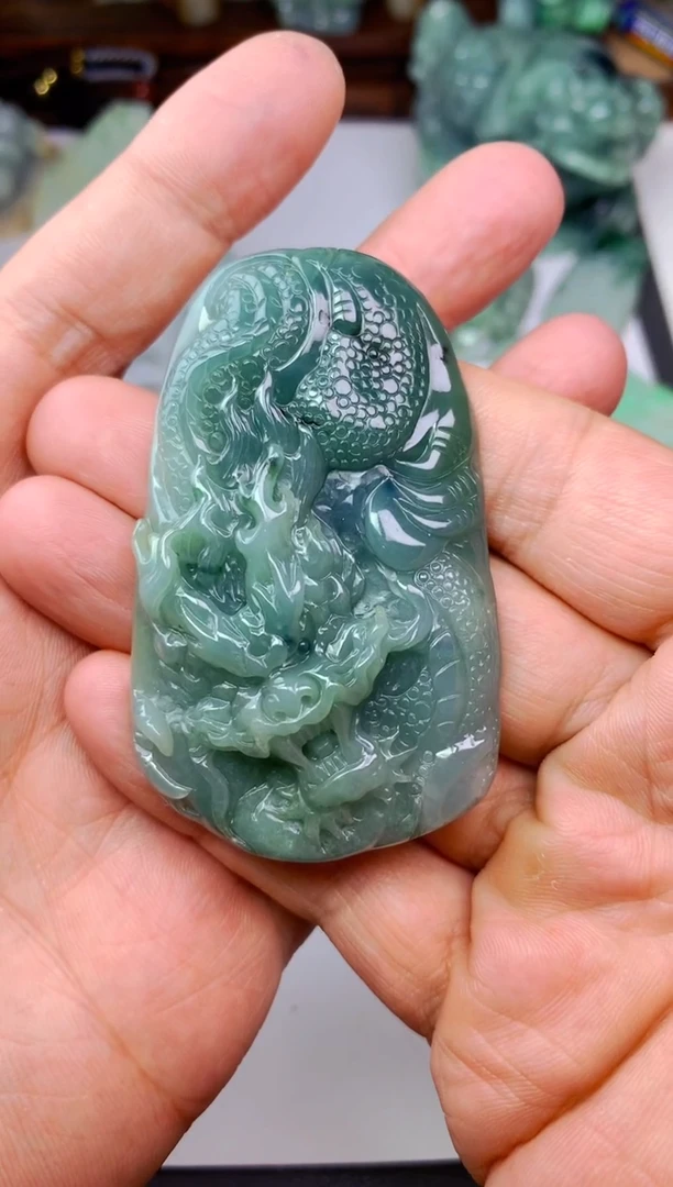 颈饰未镶嵌翡翠李*，龙