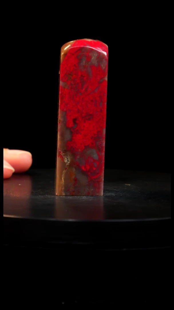 昌化石牛角冻鸡血石