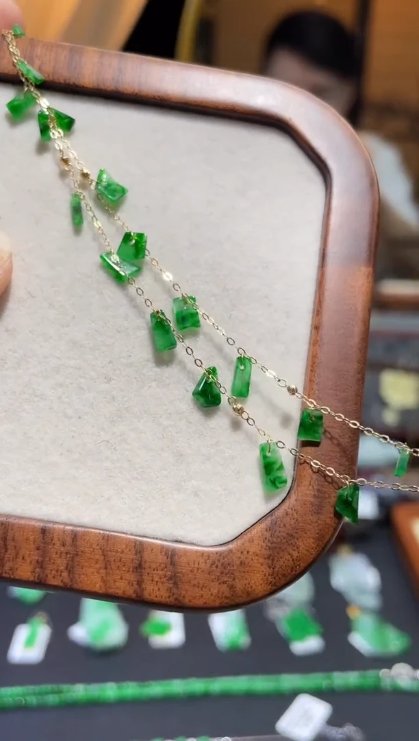 颈饰18K金镶嵌翡翠手链