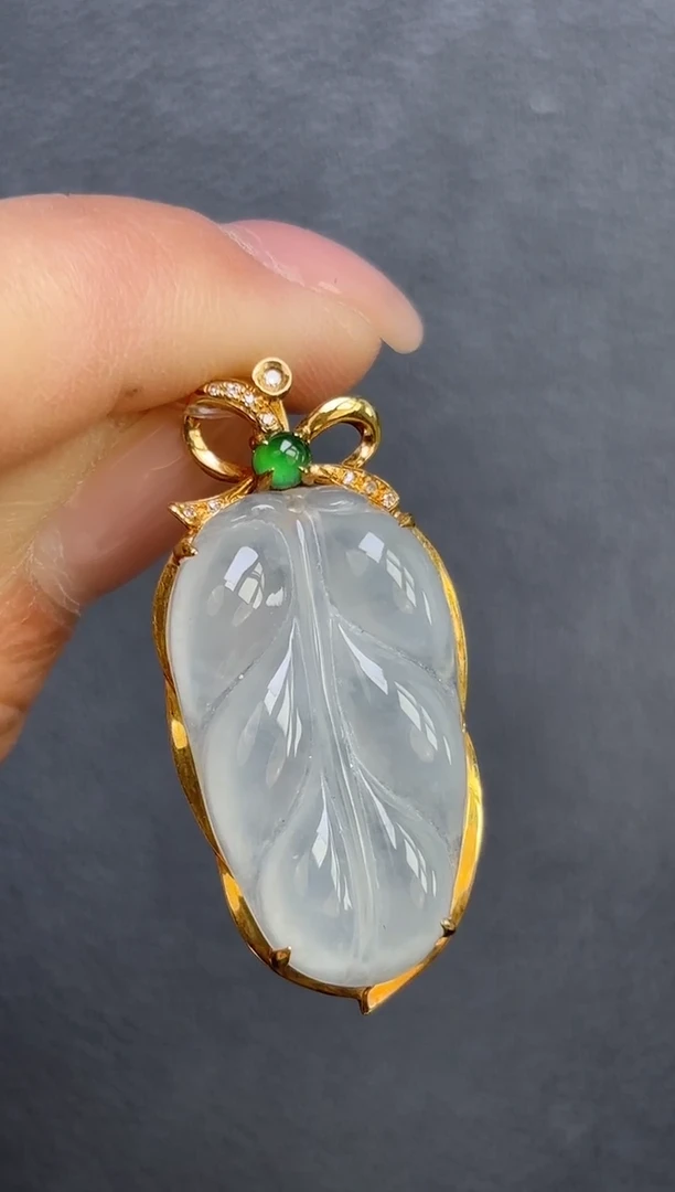 颈饰18K金镶嵌翡翠叶子