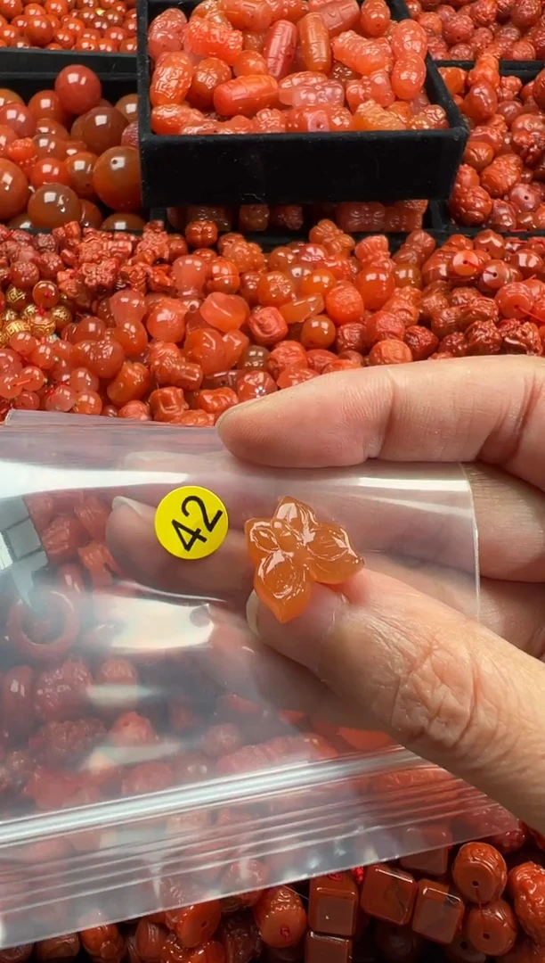 南红玛瑙未镶嵌颈饰1