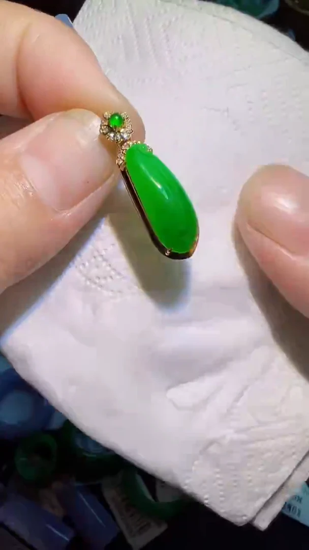 颈饰18K金镶嵌翡翠瓜