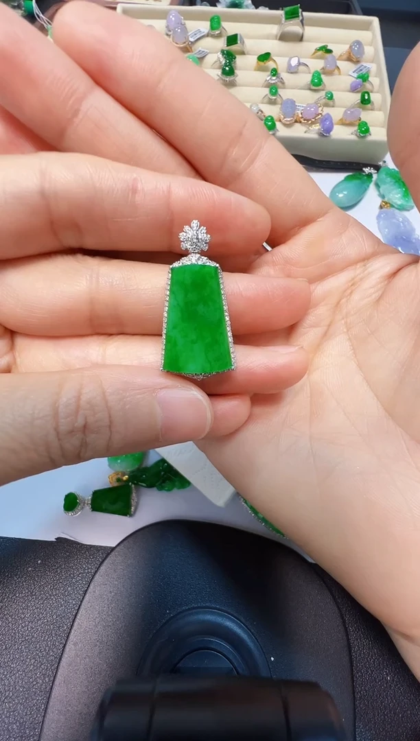 吊坠(不含链)18K金镶嵌翡翠9800