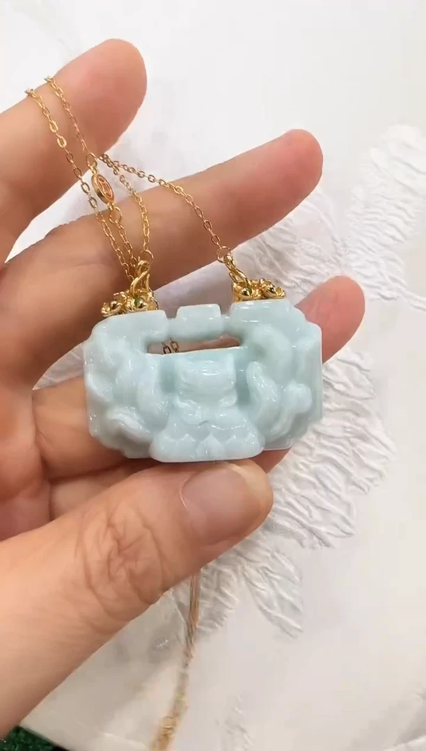 翡翠未镶嵌颈饰国风