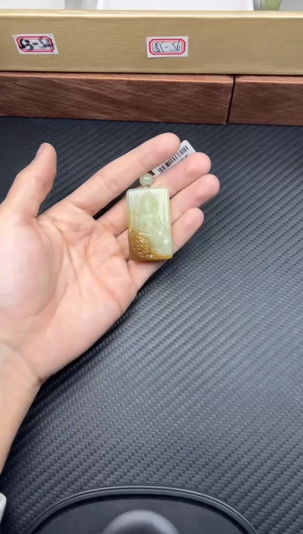 吊坠(赠链)未镶嵌和田玉若羌微色差吊坠