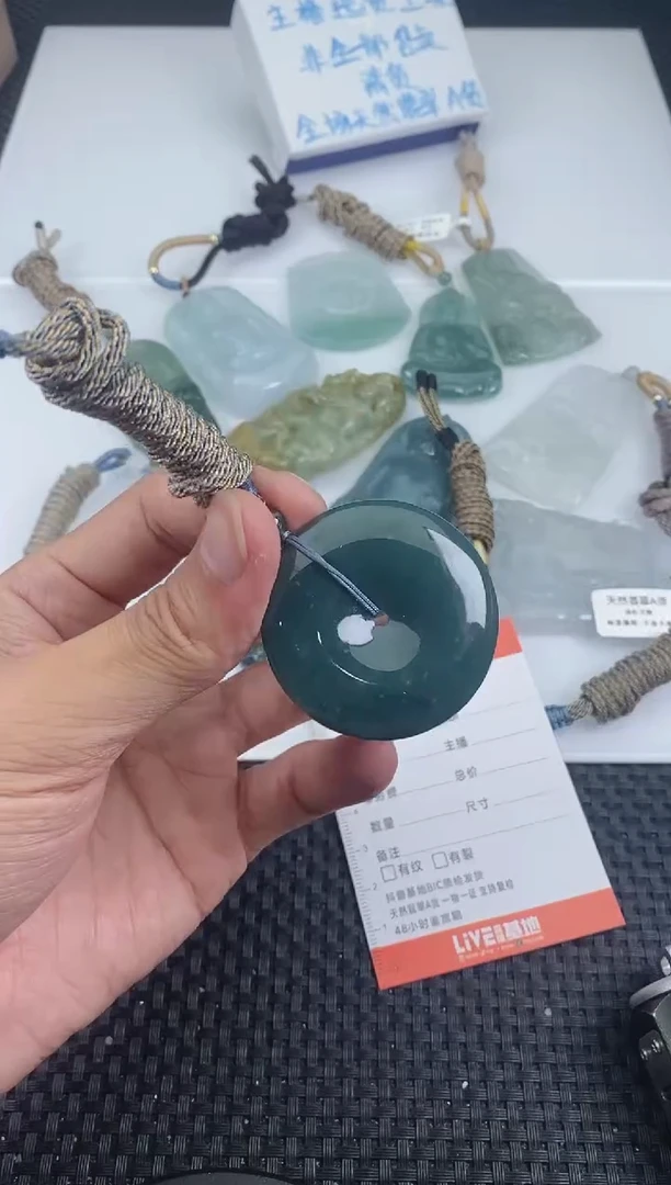 翡翠未镶嵌颈饰