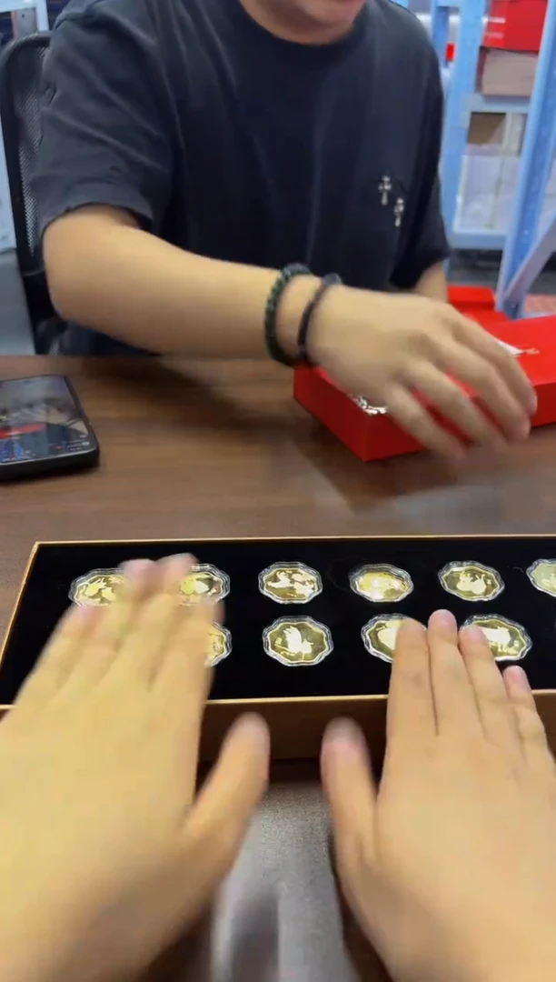 其他普通金属梅花形 红色盒子