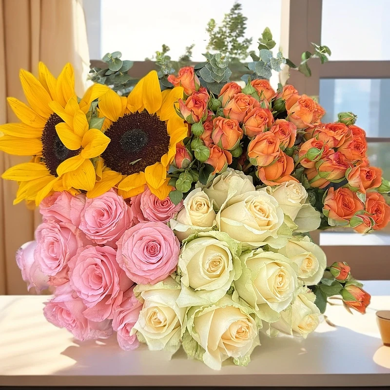 粉玫瑰10枝+香槟玫瑰10枝+向日葵2枝+多头玫瑰3枝+配草5枝