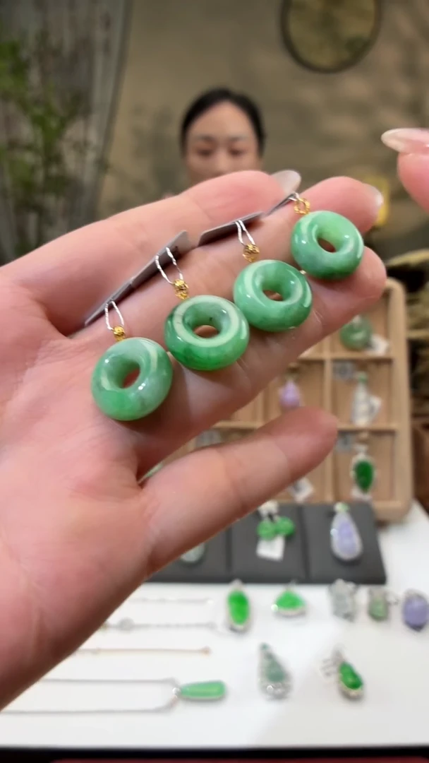 颈饰18K金镶嵌翡翠甜甜圈 多样性发货