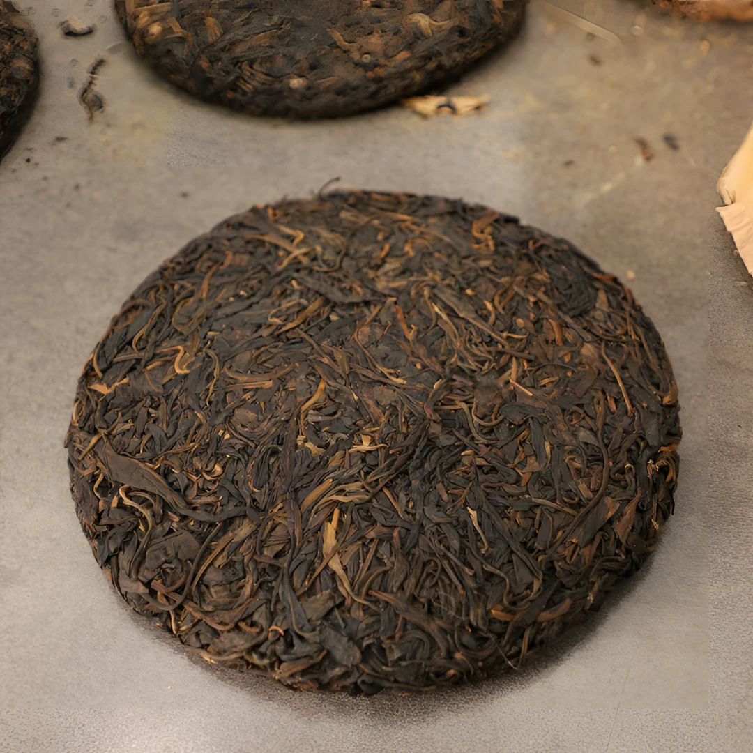 90年代无纸易武古树裸饼普洱茶生茶