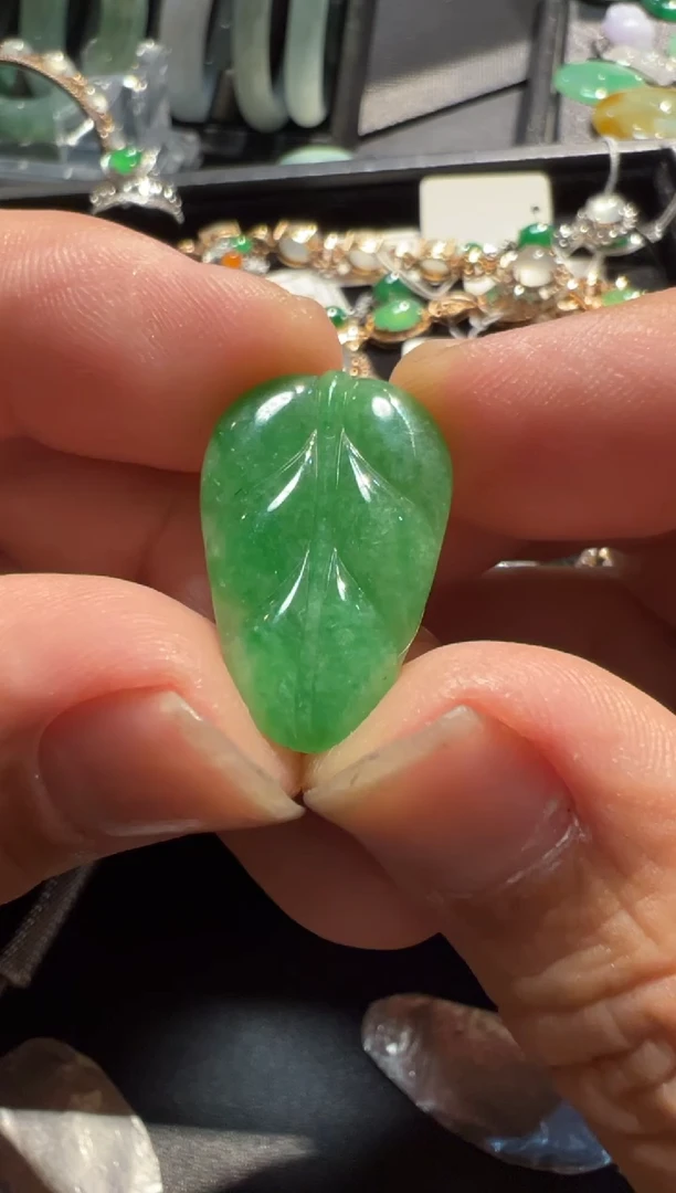 颈饰未镶嵌翡翠翡翠绿叶子。