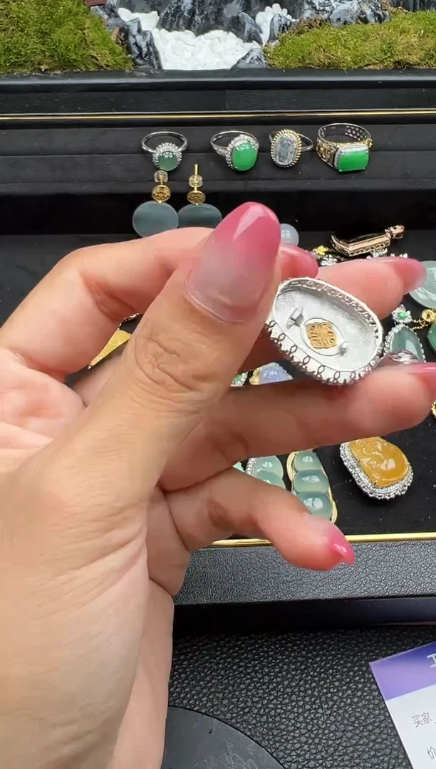 18K金镶嵌戒指翡翠勿拍