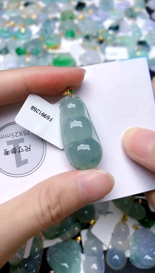 颈饰18K金镶嵌翡翠天然A货翡翠