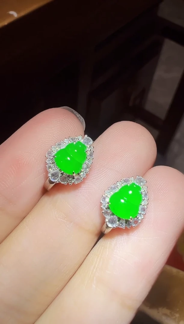 18K金镶嵌翡翠耳饰葫芦