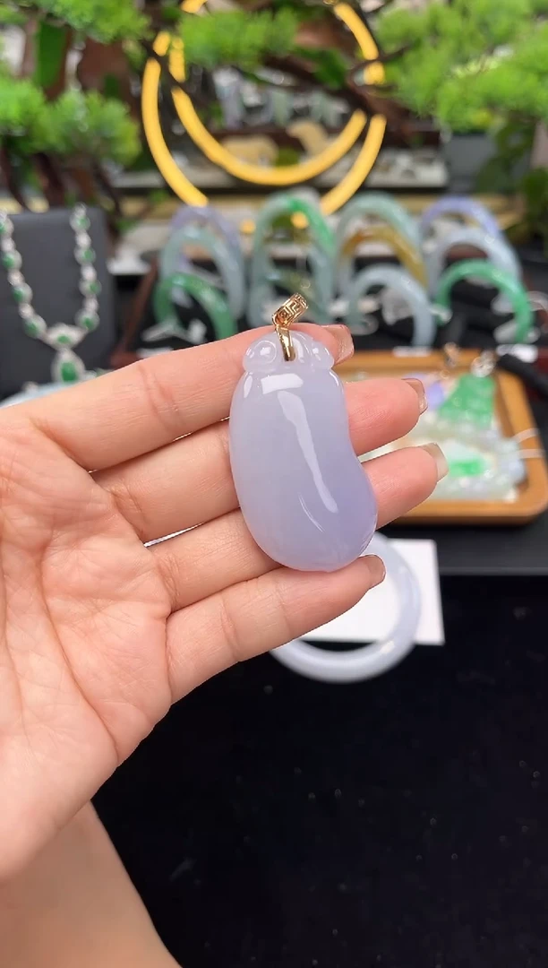 颈饰18K金镶嵌翡翠吊坠