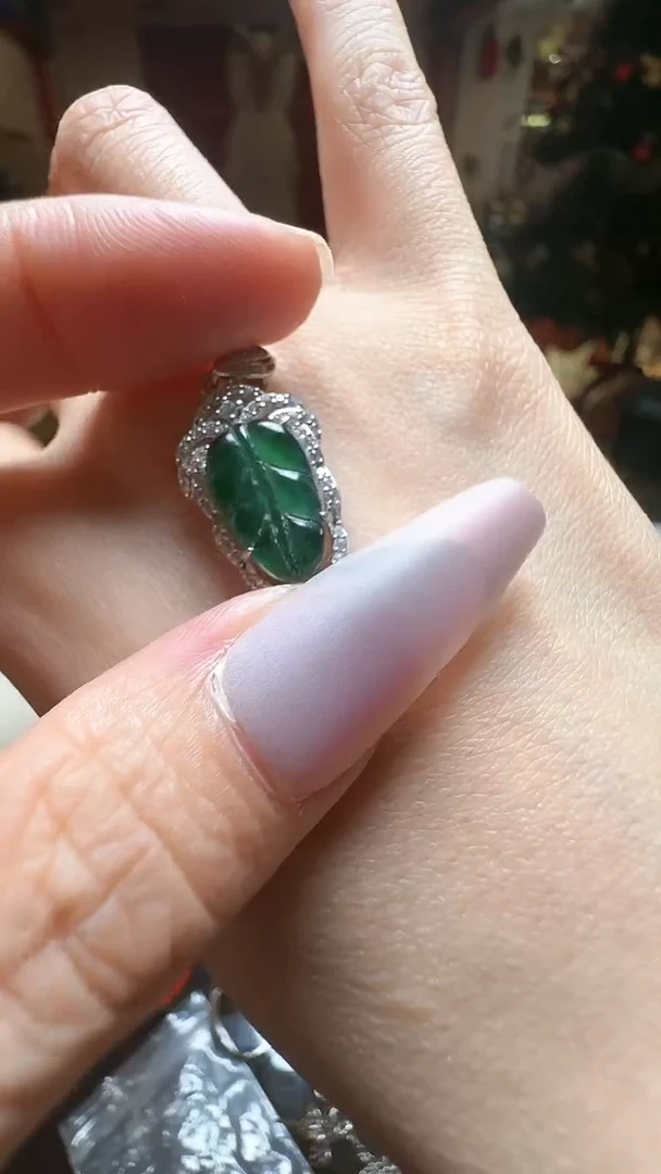 【闪购商品】翡翠吊坠(不含链)未镶嵌翡翠