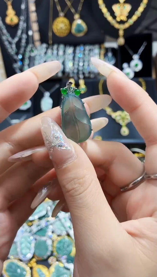 翡翠未镶嵌吊坠(赠链)天然翡翠a货 多样性发其一