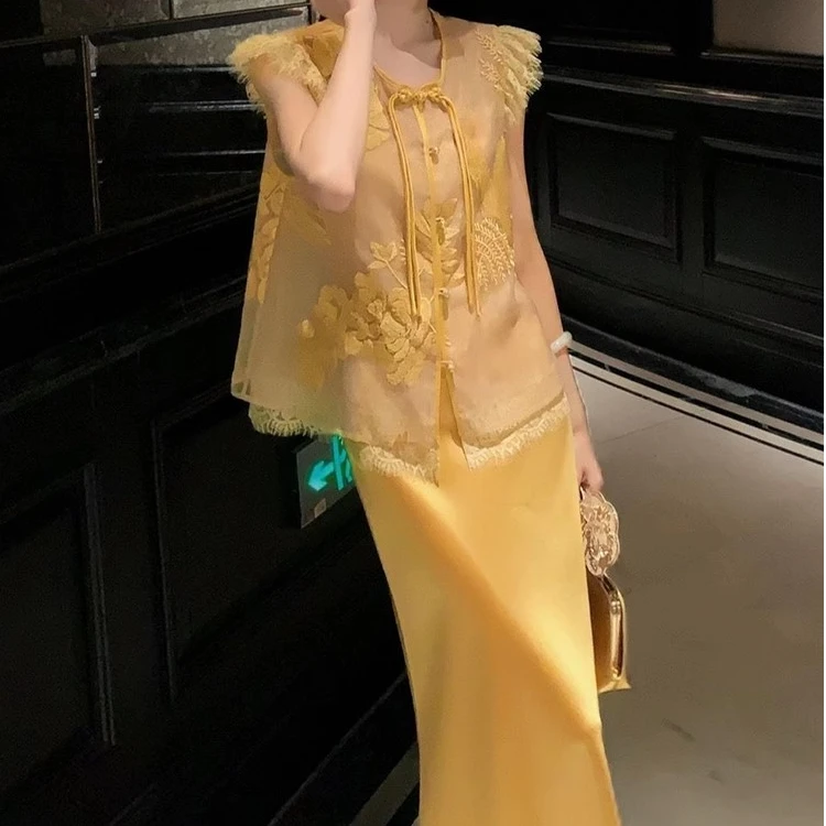 上流社会名媛气质高级感新中式国风醋酸缎面黄色吊带连衣裙套装夏