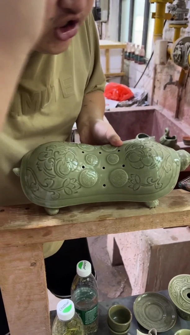 耀州窑青瓷长寿龟枕头