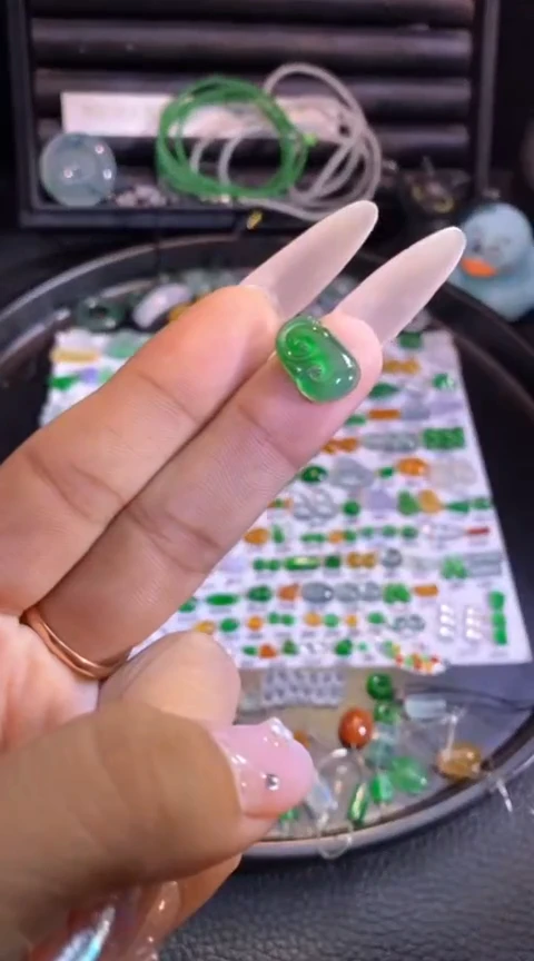 翡翠挂件未镶嵌如意