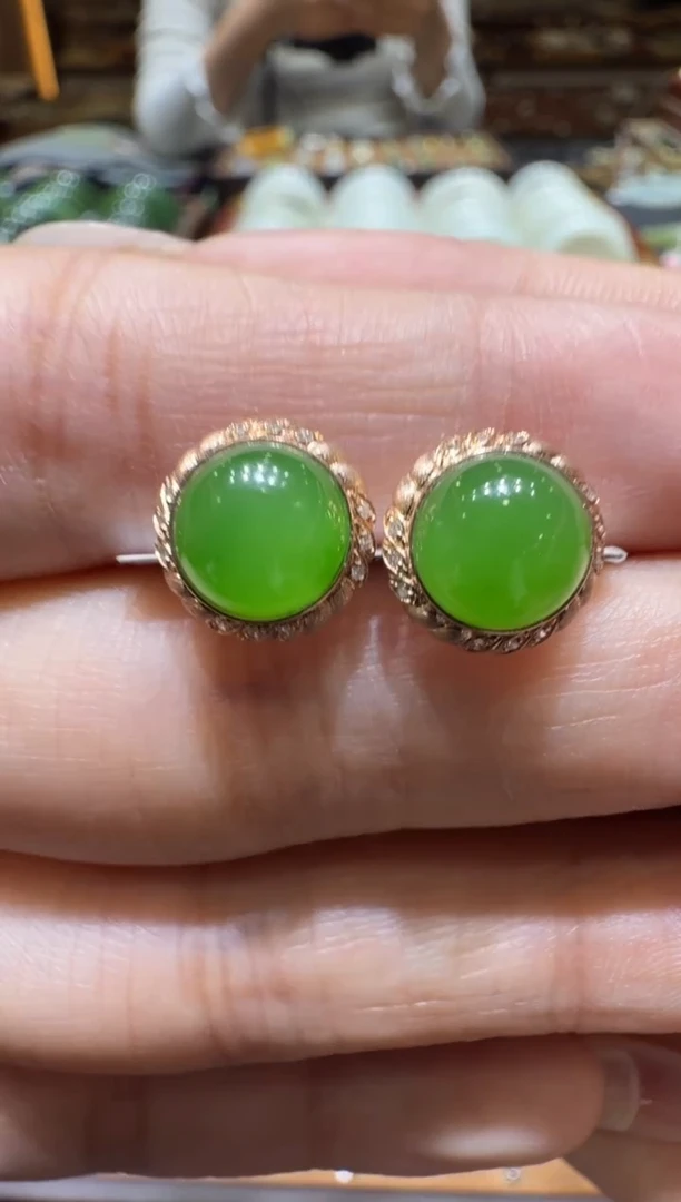 颈饰18K金镶嵌和田玉耳饰一对