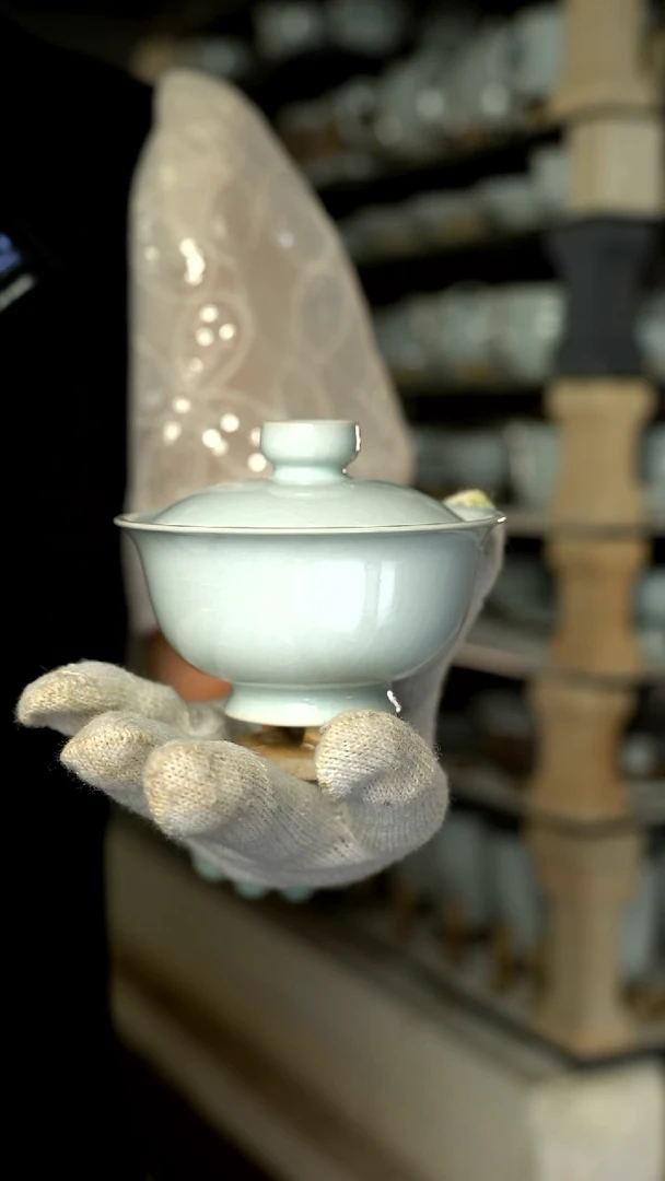 杯?****m月白釉小乔盖碗两才开片一级