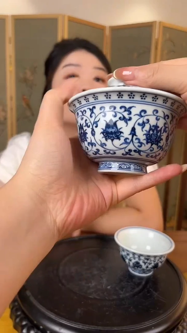 摆件常年展缠枝莲盖碗