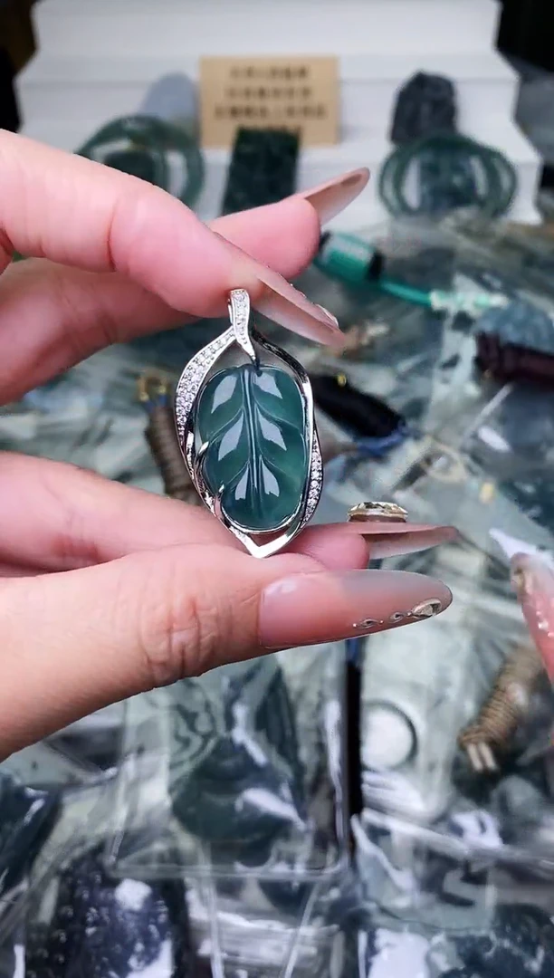 颈饰未镶嵌翡翠