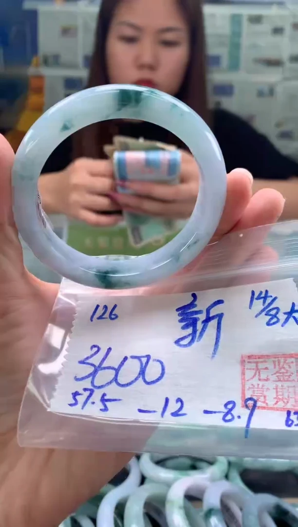 翡翠手镯未镶嵌新*翡翠手镯 下单联系小耳机#126