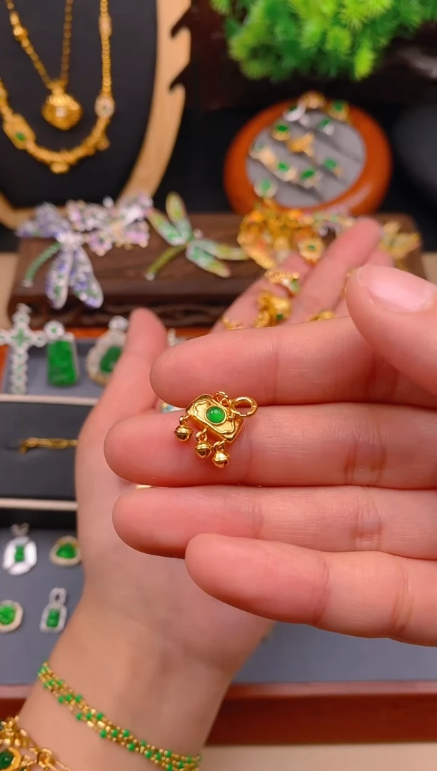 【闪购商品】翡翠吊坠(不含链)银S925镶嵌如意锁