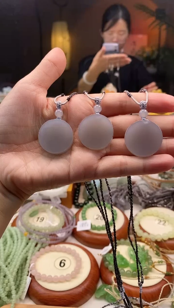 颈饰未镶嵌和田玉25左右烟紫圆牌多样性发一