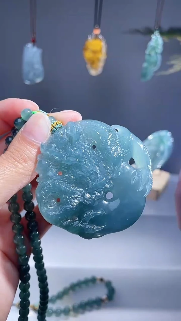 颈饰未镶嵌翡翠龙牌