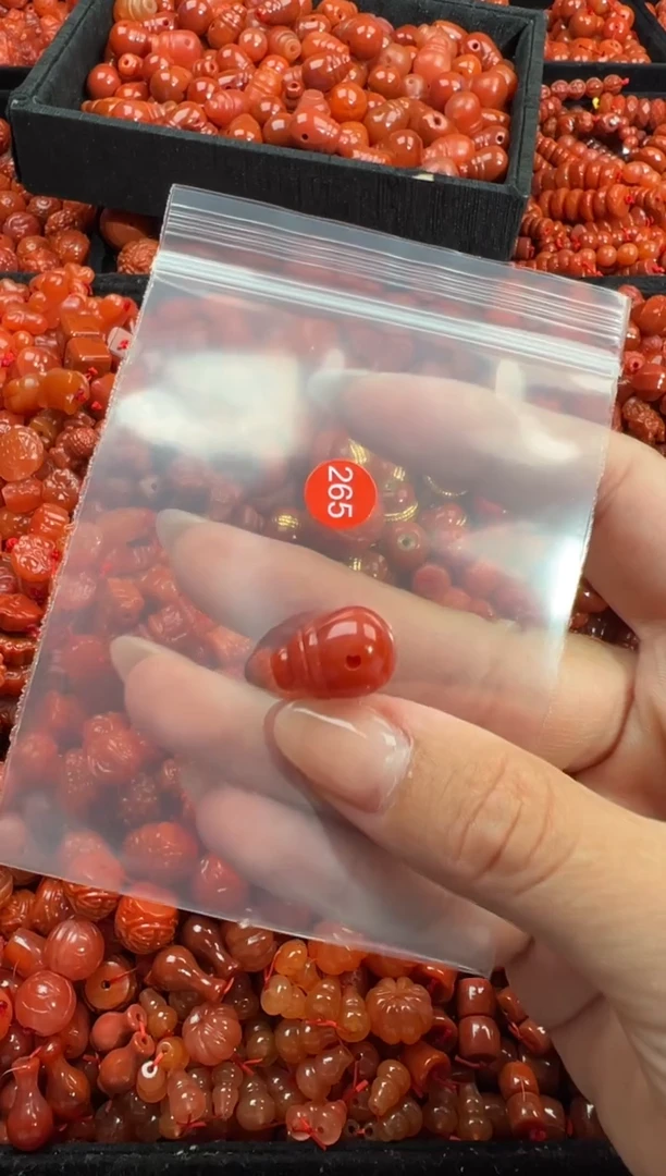 南红玛瑙未镶嵌颈饰1