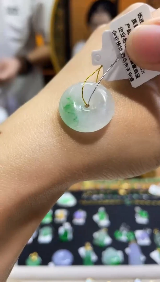 颈饰未镶嵌翡翠平安扣