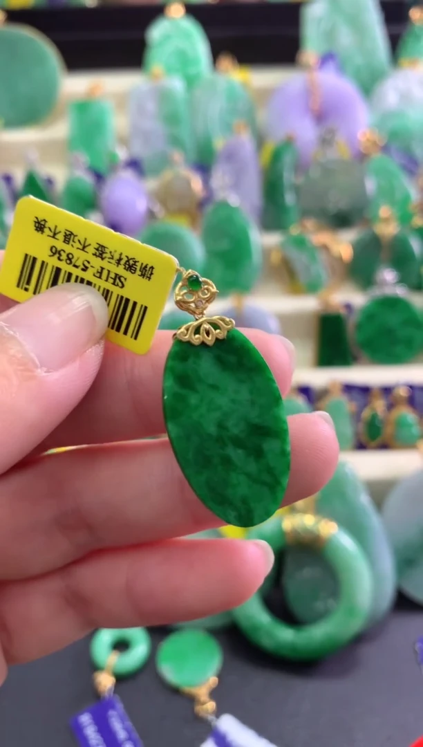 颈饰18K金镶嵌翡翠挂件