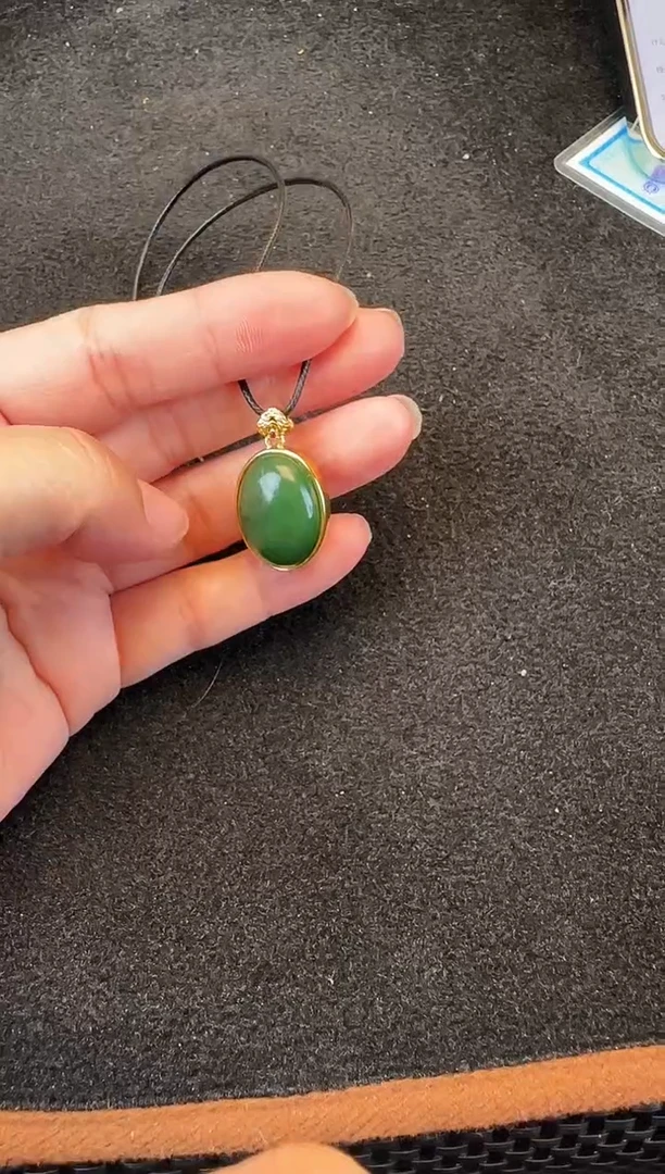 颈饰未镶嵌和田玉双面鸽子蛋