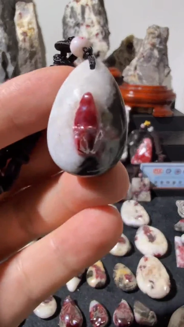 天然辰砂天然辰砂天然朱砂大晶砂随行吊坠