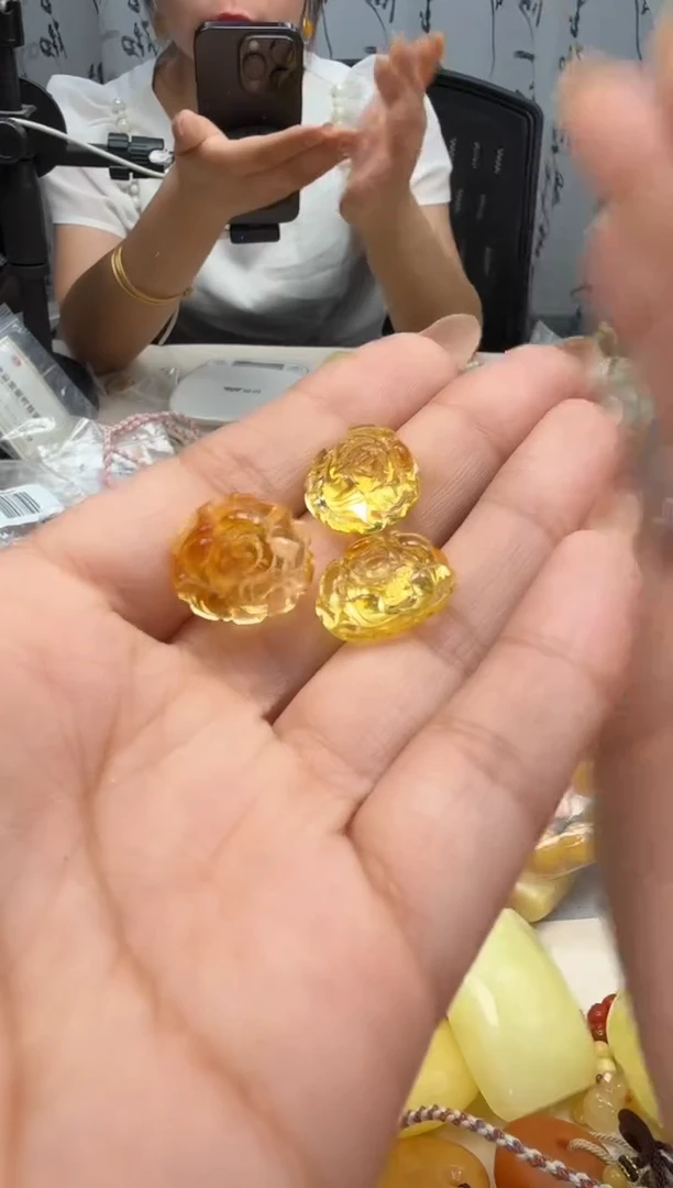未镶嵌琥珀裸石随机一个