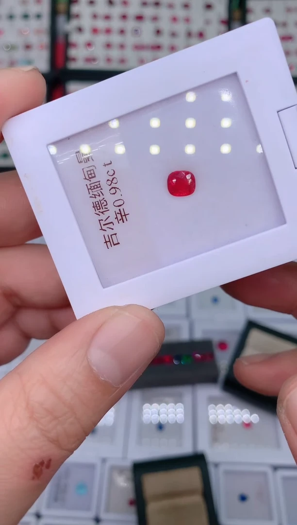 裸石尖晶石0.98ct吉尔德曼辛