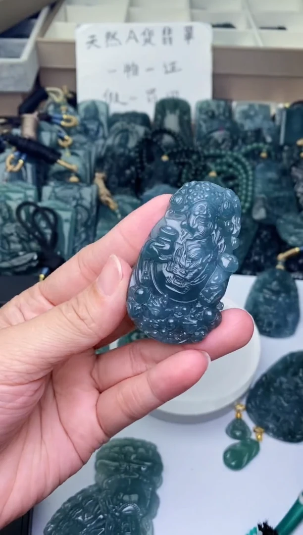 颈饰未镶嵌翡翠