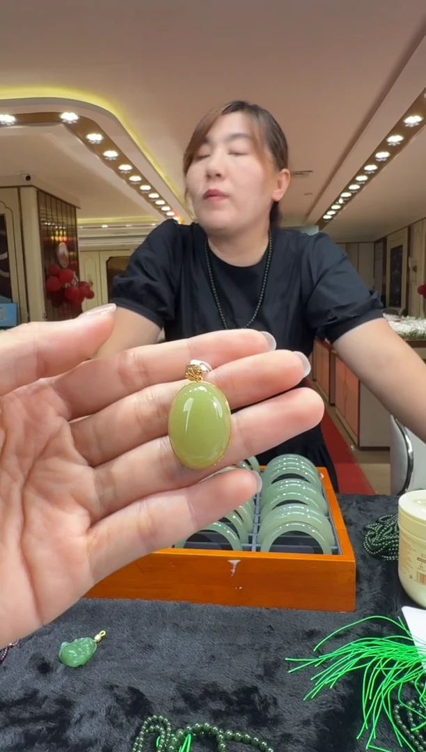 和田玉18K金镶嵌颈饰挂件