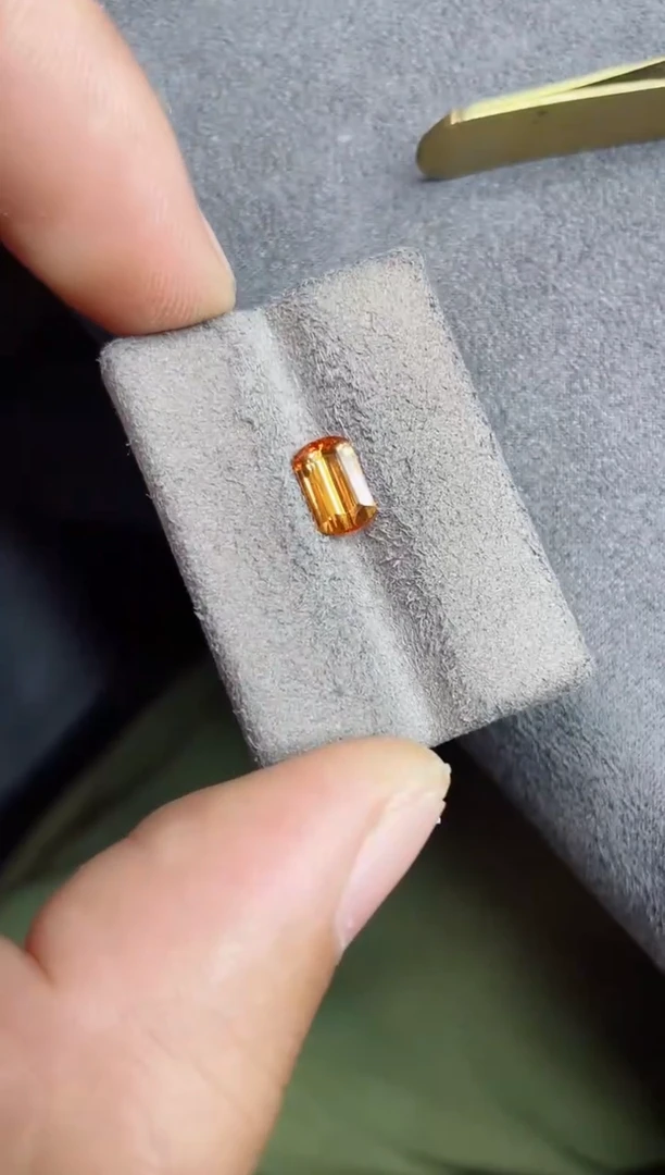未镶嵌裸石石榴石（芬达石）1.6ct