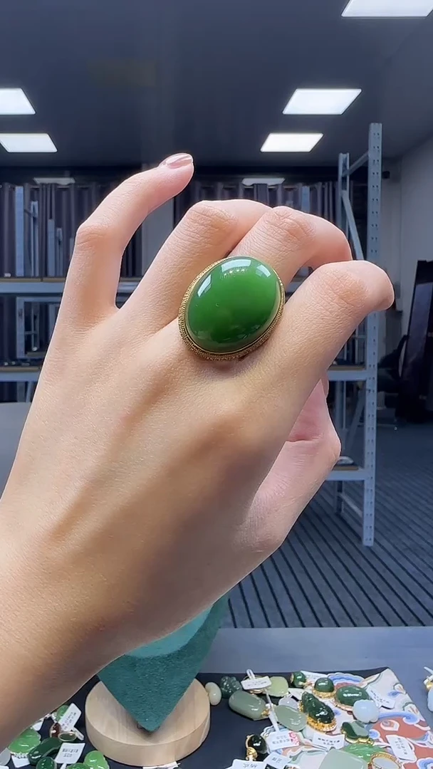 18K金镶嵌戒指和田玉1